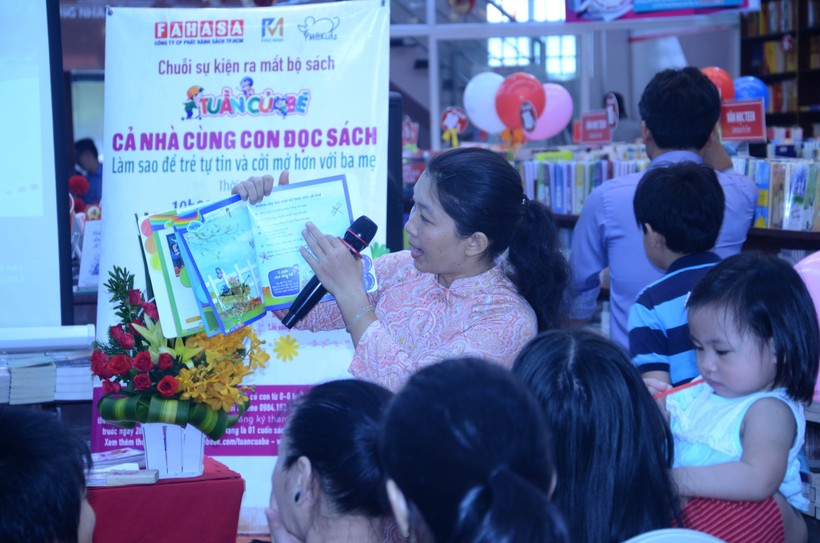 Chị Nguyễn Thanh Thúy - Hội trưởng Hội quán Các bà mẹ - chia sẻ kinh nghiệm đọc sách cùng con 