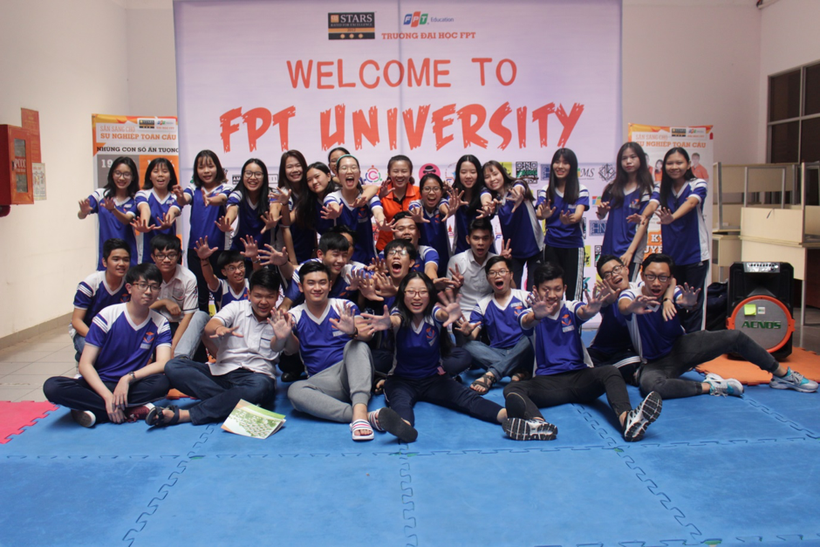 Học sinh THPT Tân Bình hào hứng chụp hình kỉ niệm tại ngày hội “Trải nghiệm sự khác biệt tại ĐH FPT”