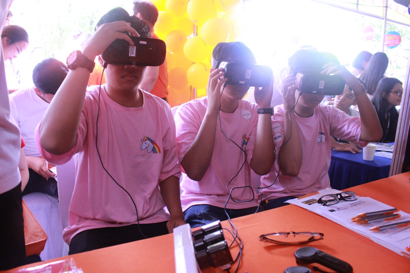 10 chiếc kính thực tế ảo VR (Virtual Reality) và 2 thiết bị trò chuyện cùng chatbot – robot trả lời tin nhắn được xây dựng dựa trên nền tảng trí tuệ nhân tạo nhằm khơi gợi sự hứng thú tìm hiểu công nghệ 4.0 đối với các học sinh cuối cấp THPT