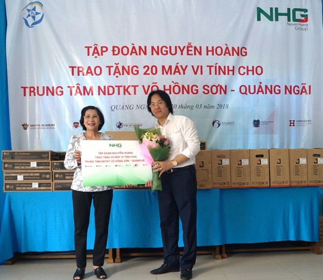 Ông Hoàng Quốc Việt –Chủ tịch Tập đoàn Nguyễn Hoàng trao máy vi tính cho Trung tâm 
