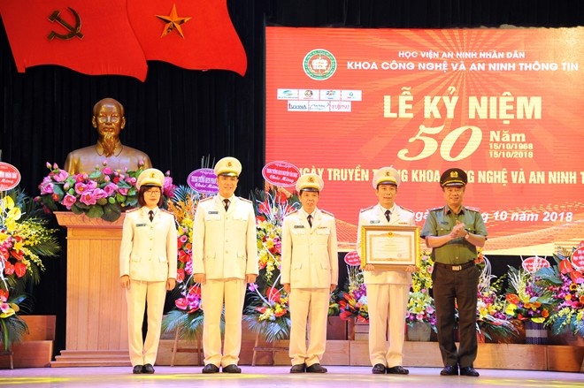 Thừa ủy quyền của Thủ tướng Chính phủ, Thiếu tướng Lê Minh Hùng trao Bằng khen của Thủ tướng tặng tập thể Khoa CN&ANTT