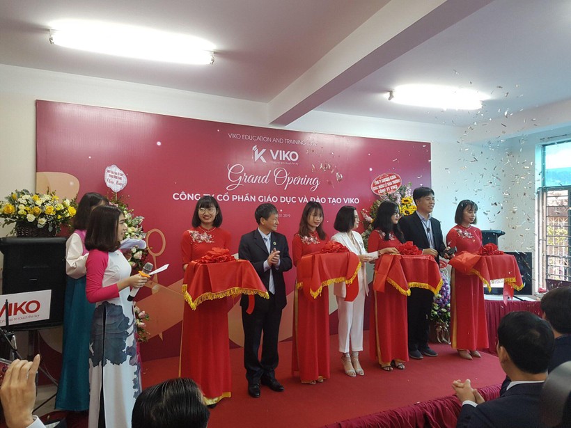 Bà Nguyễn Thị Bích Liên – TGĐ công ty Viko cùng các đại biểu cắt băng khai trương chính thức ra mắt công ty.