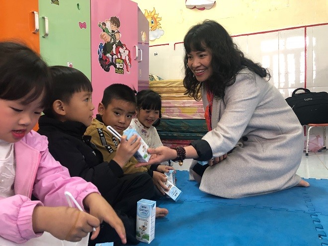 Bà Nguyễn Thu Ngọc, Ủy viên HĐQT - Giám đốc đối ngoại Công ty VPMilk trao tặng sữa cho các cháu.