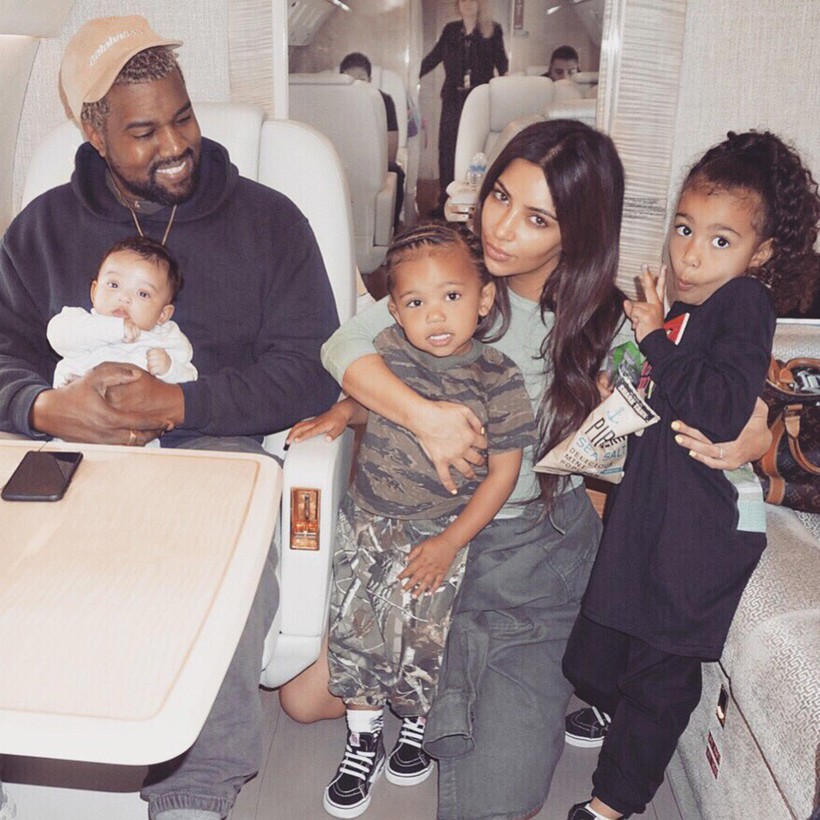 Kim Kardashian đón con thứ 4 nhờ người mang thai hộ
