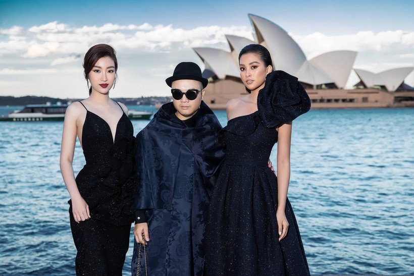 Hai nàng hậu Đỗ Mỹ Linh, Tiểu Vy đọ vẻ gợi cảm bên bờ biển Sydney