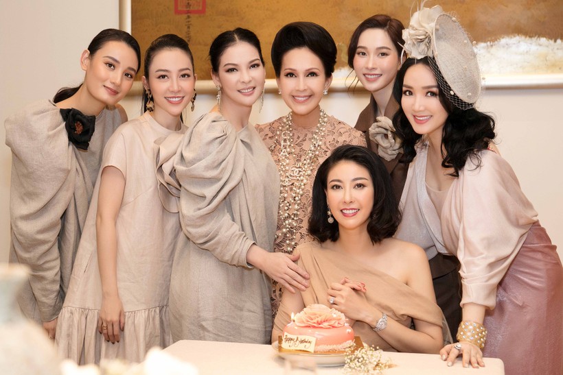 Bữa tiệc sinh nhật quy tụ toàn mỹ nhân đình đám của Hoa hậu Việt Nam 