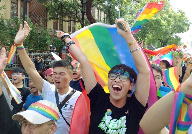 Ảnh: Đám đông vỡ òa khi Đài Loan hợp pháp hóa hôn nhân đồng giới