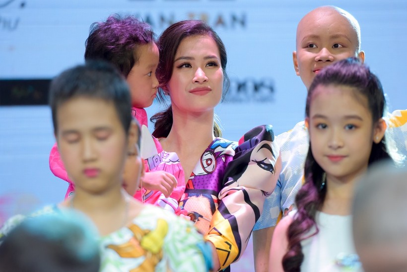 Đông Nhi, Hoàng Yến Chibi xúc động catwalk cùng các bệnh nhi ung thư