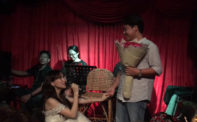 Hòa Minzy bất ngờ quỳ gối “cầu hôn” bạn trai đại gia trên sân khấu