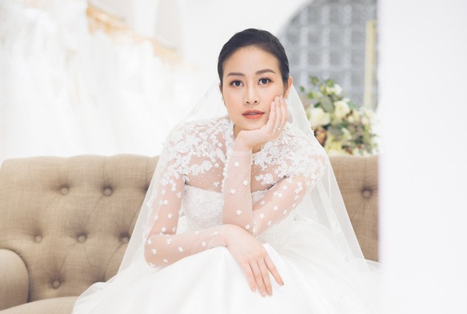Hé lộ váy cưới gợi cảm của MC Phí Linh trước hôn lễ