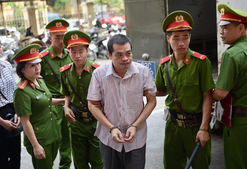 Bị can Nguyễn Thanh Hoài được dẫn giải đến tòa.