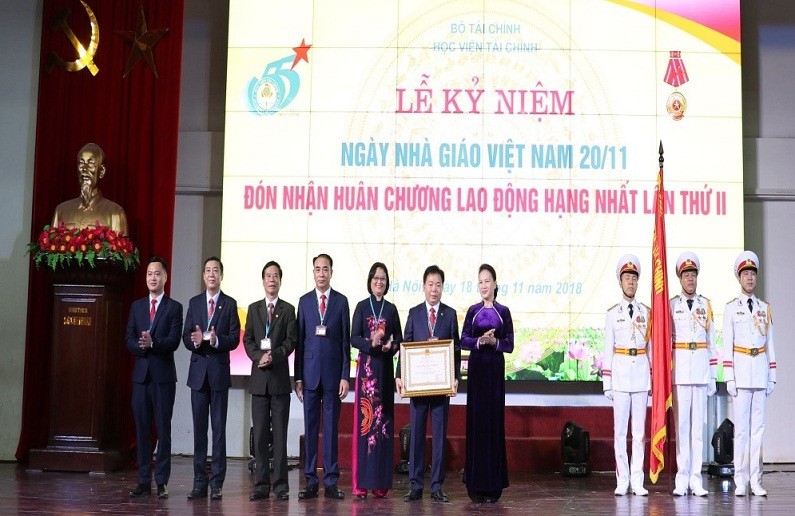 Chủ tịch Quốc hội Nguyễn Thị Kim Ngân trao tặng Huân chương Lao động hạng Nhất lần thứ 2 cho tập thể nhà trường.