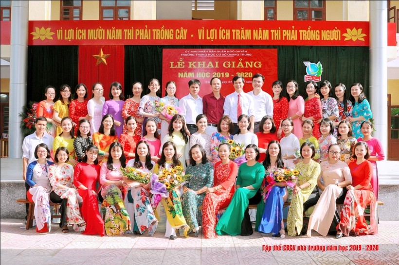 Tập thể cán bộ, giáo viên Trường THCS Quang Trung, Hải Phòng.