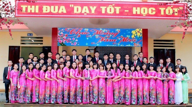 Tập thể cán bộ giáo viên trường THPT Hương Cần.