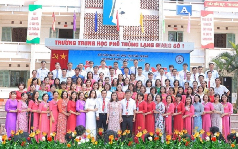 Đội ngũ cán bộ, giáo viên Trường THPT Lạng Giang số 1.