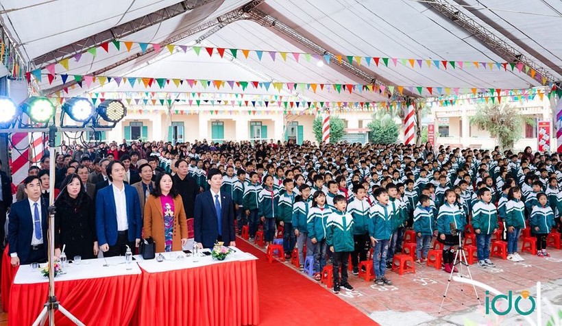 Buổi lễ đón cờ thi đua trang trọng của thầy trò trường tiểu học Cẩm Định.