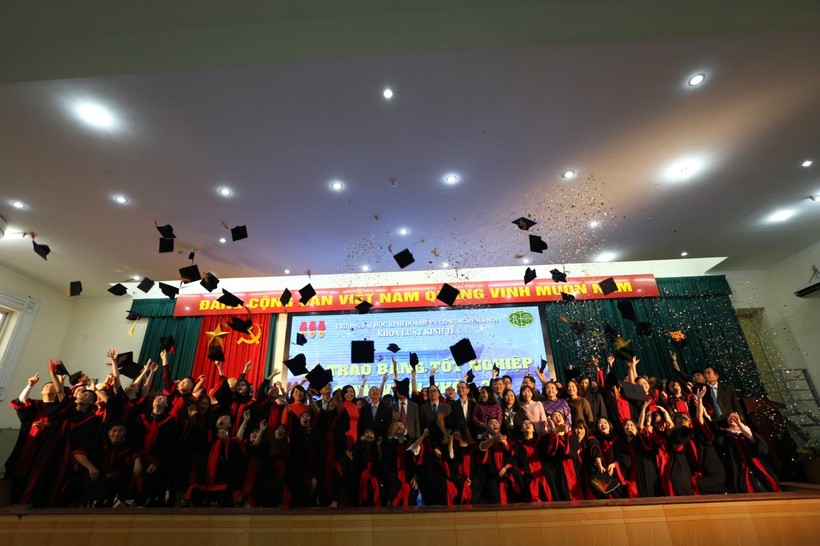Các tân cử nhân vui mừng đón nhận bằng tốt nghiệp tại buổi lễ.