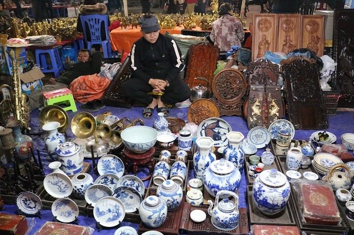 Gốm sứ cổ giá tiền tỉ khoe dáng tại chợ Viềng