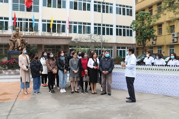 Trường Đại học Thủ đô Hà Nội sản xuất nước rửa tay sát khuẩn tặng các cơ sở giáo dục