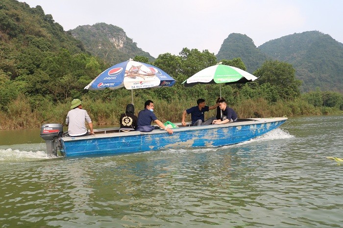 Bất chấp lệnh cấm, đò máy vẫn lướt ào ào trên suối Yến chùa Hương