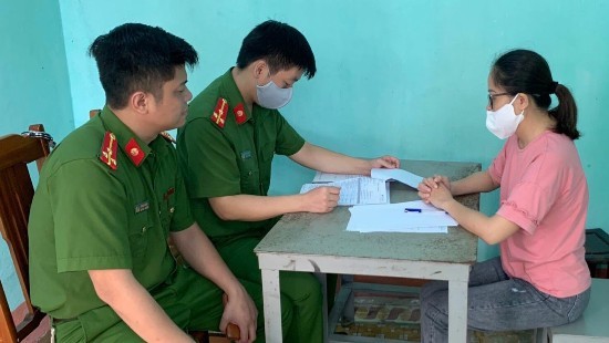 Cơ quan Công an làm việc với Nguyễn Thị Hồng Vân. Ảnh: Công lý