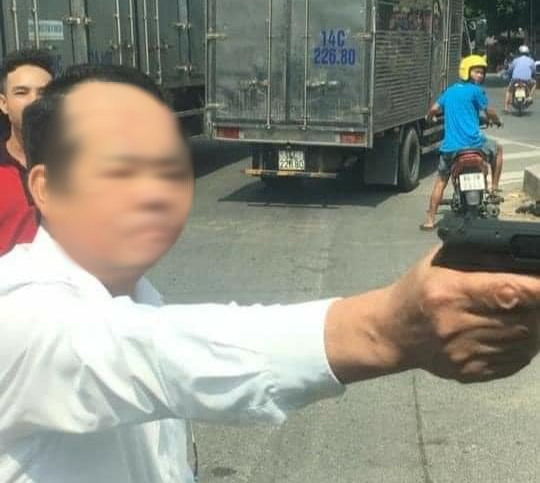 Hình ảnh Nguyễn Văn Sướng rút súng dọa bắn tài xế xe tải lan truyền trên mạng xã hội.
