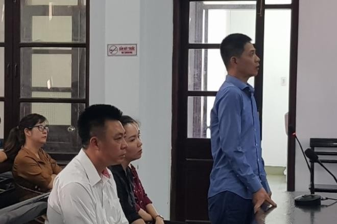Đinh Tiến Sử (áo trắng) bị TAND TP.Nha Trang đưa ra xét xử sơ thẩm về tội "chứa mại dâm". Ảnh: VTC News