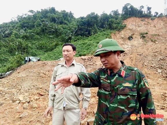 Thiếu tướng Hà Thọ Bình - Phó tư lệnh, Tham mưu trưởng Quân khu 4 chỉ đạo tại hiện trường nhiều ngày nay. Ảnh: Báo Quân khu 4.