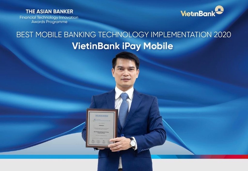 Ông Đàm Hồng Tiến - Giám đốc Khối Bán lẻ VietinBank nhận giải thưởng “Ứng dụng công nghệ ngân hàng trên điện thoại tốt nhất”.