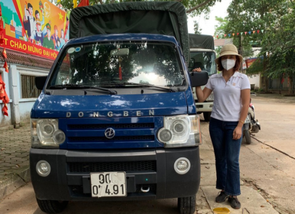 Chị Đỗ Thị Phương và chiếc xe tải được Sở GTVT Hải Phòng cấp phép "luồng xanh".