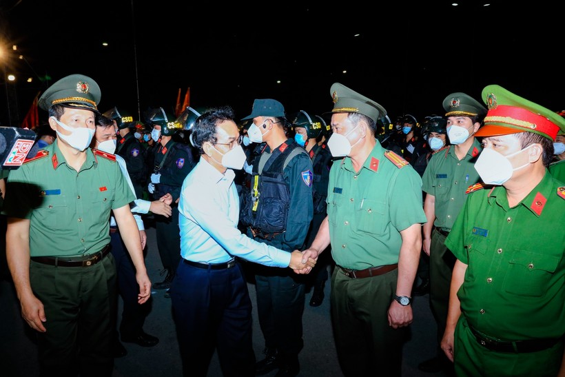 Thiếu tướng Vũ Hồng Văn - Giám đốc Công an tỉnh Đồng Nai và lãnh đạo TP Biên Hòa động viên tinh thần các cán bộ chiến sĩ trước giờ ra quân.