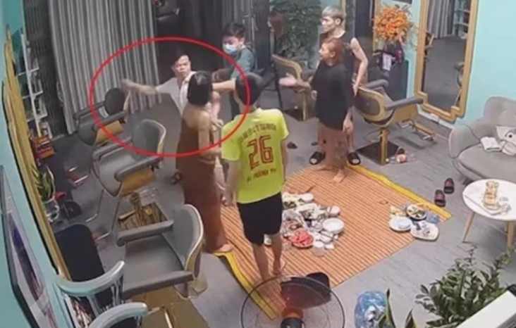 Phó trưởng Công an phường Sông Bằng (mặc áo sơ mi trắng) tát mạnh vào mặt cô gái trong quán tóc được camera an ninh ghi lại.