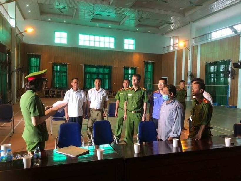 Cơ quan chức năng đọc Lệnh bắt tạm giam đối với hai cán bộ thôn Việt Vân.