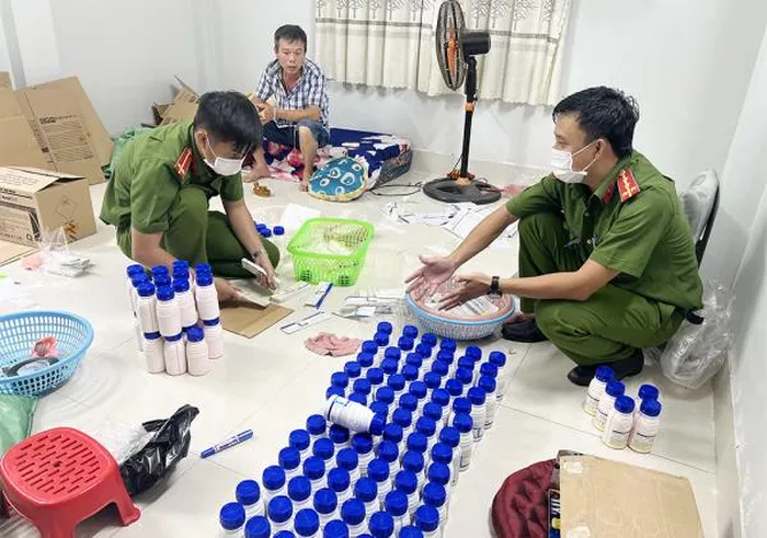 Hàng trăm chai thuốc bảo vệ thực vật giả được công an thu giữ tại nhà đối tượng Vương Mạnh Giác thuê.