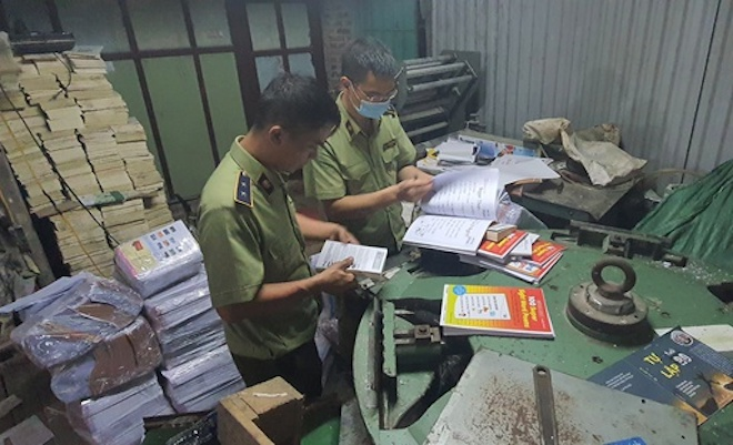 Hàng vạn ấn phẩm giả mạo NXB Giáo dục Việt Nam bị thu giữ. Ảnh: Công an cung cấp.