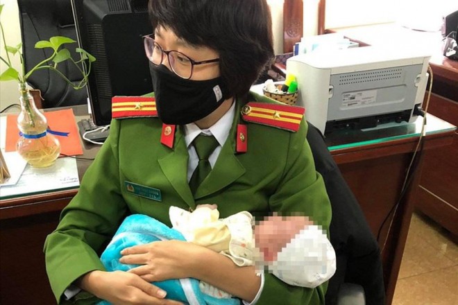 Trẻ sơ sinh được lực lượng công an giải cứu. Ảnh: NLD