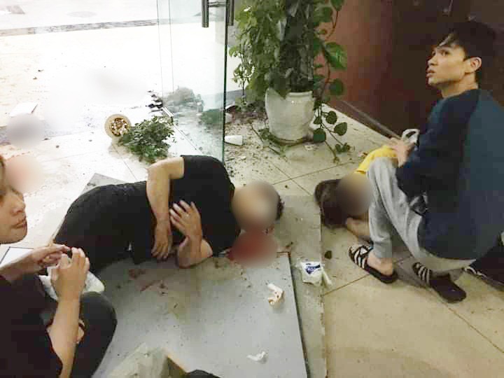 Hình ảnh đôi nam nữ bị rơi từ trần tòa nhà HH1B chung cư Meco Complex. Ảnh: Dân Việt.
