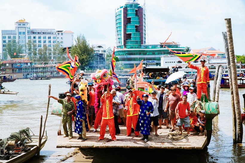 Chiếc sà lan lớn phục vụ người dân tham gia thực hiện nghi lễ di chuyển an toàn trên sông.