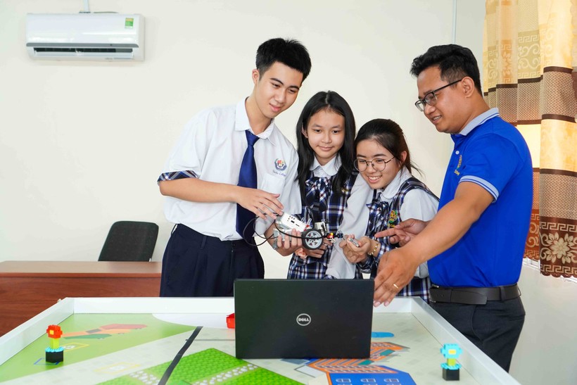 Thầy Thạch Hy hướng dẫn cho các em học sinh thực hành với mô hình STEM Robotics.