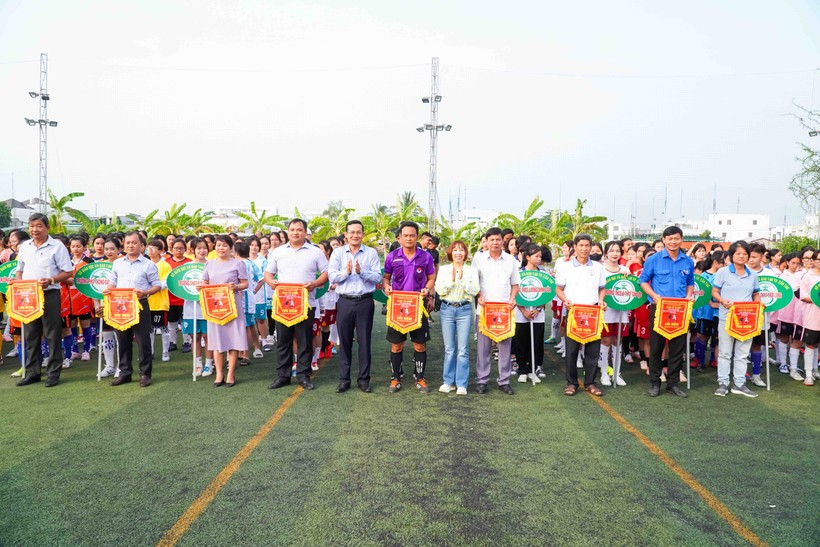 Giải bóng đá nữ HS THPT TP Cần Thơ năm 2024 có 24 đội với 288 vận động viên tham gia.