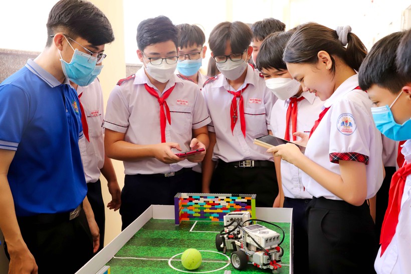 Học sinh hứng thú trải nghiệm với STEM - Robotics với sự hướng dẫn của giáo viên. Ảnh: Thanh Di.