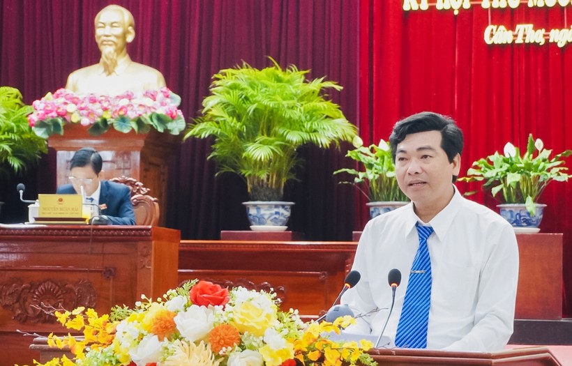Ông Trần Thanh Bình, Giám đốc Sở GD&amp;ĐT TP Cần Thơ thông tin dự thảo Nghị quyết quy định mức thu học phí mới.