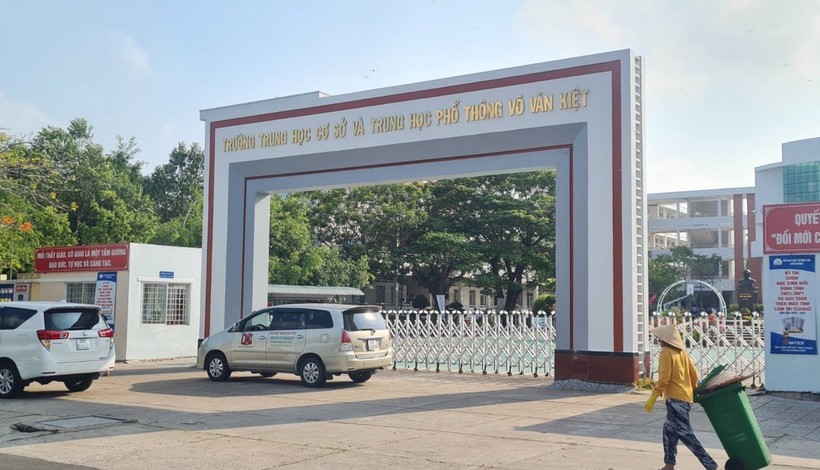 Trường THCS&THPT Võ Văn Kiệt nơi xảy ra vụ việc.