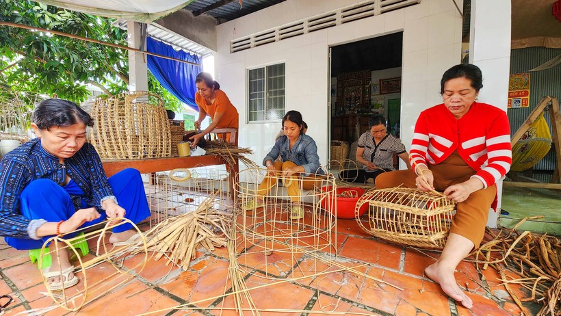 Hơn 15 năm qua, chị Lang đã lặng lẽ ‘truyền lửa’ nghề đan cho các chị em phụ nữ đồng bào dân tộc.