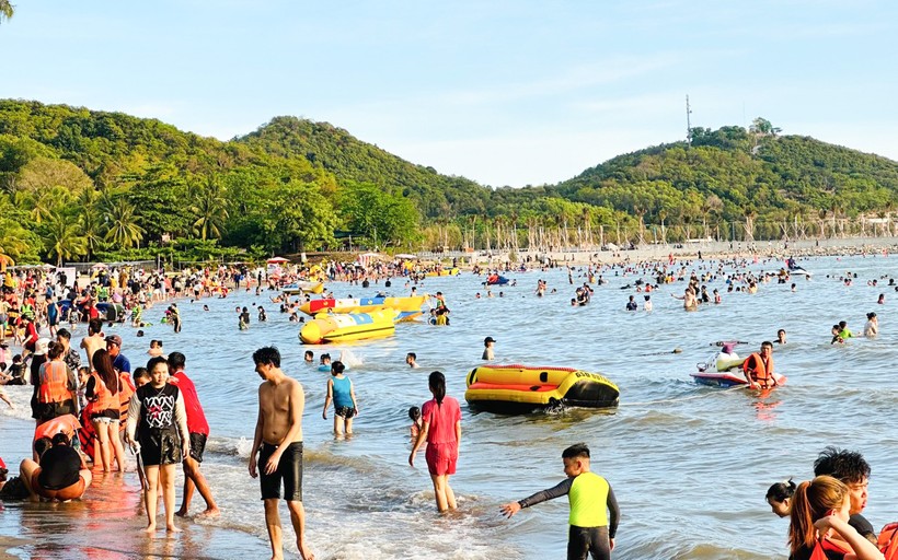 Biển Mũi Nai (TP Hà Tiên) thu hút khá đông khách trong những ngày đầu nghỉ kỳ lễ. Ảnh: CTV.