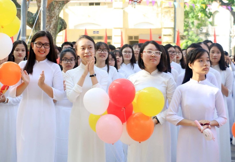 Nữ sinh khối 10 Trường THPT Việt Đức trong lễ khai giảng