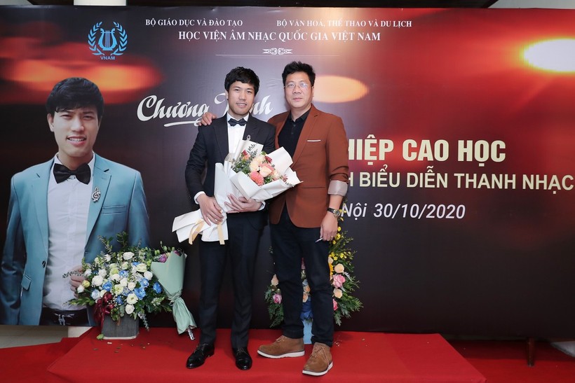 Tác giả Nguyễn Như Hoạch (bìa trái) và NSND Đỗ Quốc Hưng trong lễ bảo vệ luận văn thạc sĩ năm 2020. Ảnh: Nhân vật cung cấp.
