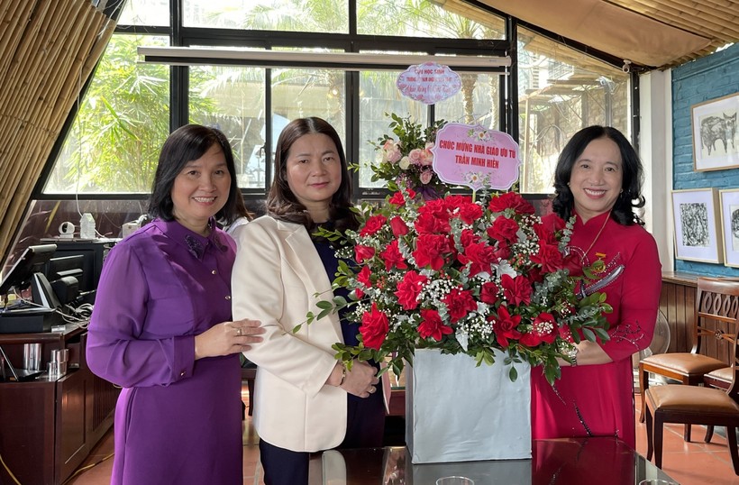 Cô Trần Minh Hiền (bìa phải) nhận hoa chúc mừng từ ban giám hiệu Trường THCS Việt Nam - Angieri. Ảnh NVCC. 