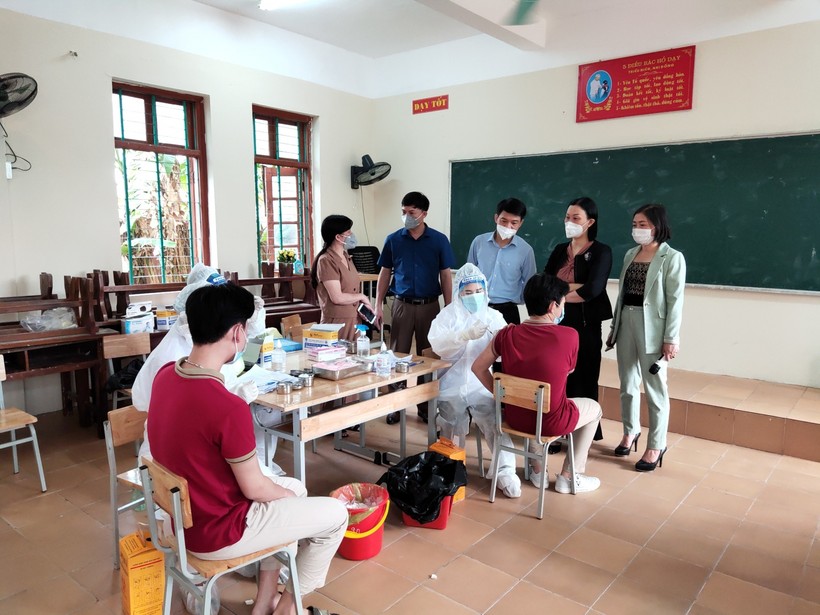 Học sinh Trường THCS Lê Hồng Phong đến trường tiêm vắc xin phòng Covid-19 trong sáng 21/11. 