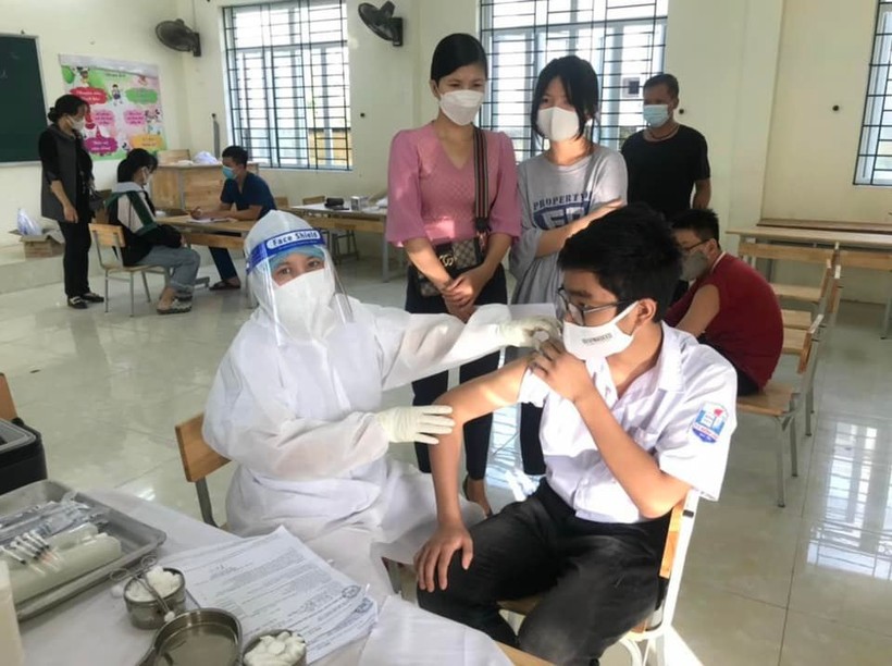 Học sinh bậc THCS tại thị xã Duy Tiên đã tiêm vắc xin phòng Covid-19 trong buổi sáng 21/11 tại trường. Ảnh: Đ.Thanh.